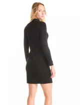 Vestido corto tejido color negro, marca Tash & Sophie. Presenta un corte ajustado, cuello alto y mangas largas entalladas.