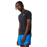 Remera deportiva negra de manga corta, con logo reflectivo de New Balance en el pecho.