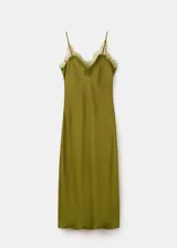 Vestido midi de tejido satinado color verde militar, con diseño entallado, cuello en pico adornado con un delicado panel de encaje, tirantes finos y sin mangas.
