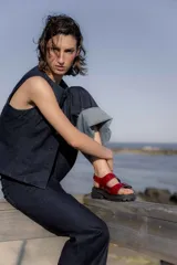 Sandalias negras de charol con plataforma y hebillas plateadas.