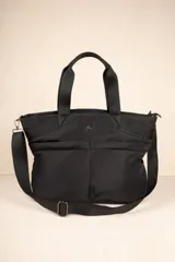 Bolso negro tipo shopper con asas fijas superiores y correa desmontable y regulable. Cuenta con dos bolsillos externos y tres bolsillos internos.