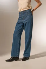 Pantalón jean azul de calce recto y tiro alto, con bolsillos y apliques de strass.