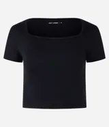 Remera deportiva cropped de microfibra color celeste, con escote cuadrado y mangas cortas. Diseño ajustado al cuerpo con acabado de tacto suave.