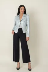 Pantalón negro de corte recto, confeccionado en algodón y elastano. Presenta bolsillos laterales y cintura elastizada.