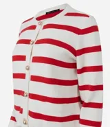 Cardigan de punto con diseño rayado horizontal en color blanco y rojo. Presenta escote redondo, manga larga, cierre frontal con botones dorados y bolsillos delanteros discretos. Posee una caída estructurada y acabado sofisticado.