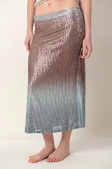 Pollera midi de lentejuelas color verde oliva con estampado abstracto en tonos lila.