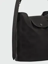 Shoulder bag Longchamp modelo Le Pliage Xtra, color negro, con diseño minimalista, solapa frontal con botón a presión y correa ajustable para el hombro.
