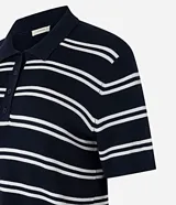 Blusa de punto de viscosa certificada, color azul marino con rayas horizontales blancas. Tiene mangas cortas y cuello polo con cierre de botones.
