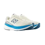 Championes de running New Balance 1080v15, de color blanco con suela celeste y azul, y la icónica letra "N" en los laterales en tono azul. Confeccionados con malla transpirable y tecnología de mediasuela Infinion para mayor amortiguación.
