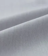 Pantalón wide leg color gris claro, de sastrería, con cintura con elástico trasero, trabillas y cierre por vista oculta.