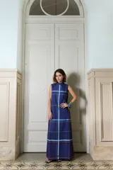Vestido largo sin mangas con cuello alto y bolsillos, confeccionado en popelina de algodón con estampado a cuadros en tonos bordó, verde y azul.