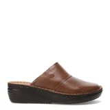 Zuecos de cuero negro con diseño de punta cerrada y suela de plataforma baja con costuras visibles.