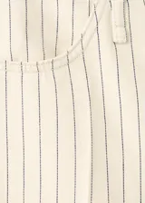 Bermuda de tejido de algodón estilo tejano vaquero, con diseño recto, tiro medio, trabillas, cuatro bolsillos y cierre oculto de ganchos y cremallera, con estampado de rayas.