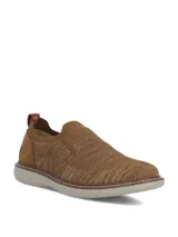 Zapatos slip on color marrón de tejido textil con refuerzo de cuero en el talón y suela gris clara.