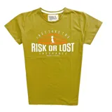 Remera color mostaza de algodón con estampa en el frente que dice 'Just take the risk or lost, the chance, Duxon Clothes'.