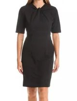 Vestido rojo de crepe, marca Emma & Michele, con cuello a la base y escote entrelazado. Tiene mangas cortas, cierre invisible en la espalda y tajo en el ruedo.