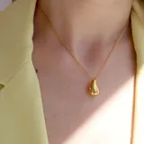Collar dorado con dije en forma de lágrima dorada maciza.
