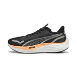 Championes de running Puma Velocity Nitro 3 Wide, color negro con detalles en gris y naranja.