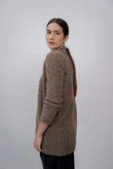 Cárdigan abierto color marrón de punto bouclé, confeccionado en 100% baby alpaca.