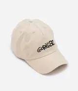 Gorra de béisbol color beige con bordado del logo de la banda Gorillaz en negro.