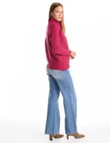 Buzo de tejido acanalado color blanco, con cuello alto y diseño de patrón en V en el frente. Presenta un corte holgado con mangas integradas sin costura de sisa.