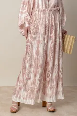 Pantalón palazzo italiano plisado con estampado floral en tonos beige y rosa. Tiene cintura elastizada.