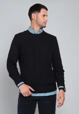 Sweater de punto trenzado color azul marino, con cuello redondo y mangas largas.