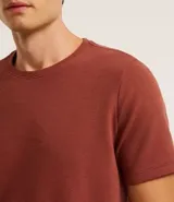 Remera de hombre color beige claro, de corte slim, con cuello redondo y mangas cortas. Tejido acanalado sin estampa.