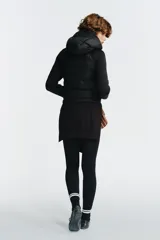 Chaqueta acolchada negra con cuello subido y capucha ajustable con cordones elásticos y stopper. Mangas largas combinadas en tejido efecto neopreno. Bolsillos laterales y cierre frontal con cremallera termosellada.