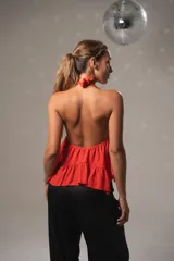Musculosa color naranja con escote halter y volados.