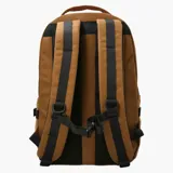 Mochila de 25 litros marca Merrell, modelo Trout Basic, en color mostaza. Confeccionada en poliéster Oxford con recubrimiento de poliuretano, presenta un compartimento principal con cierre, bolsillos laterales de malla con correas de compresión y una cinta frontal con bucles.