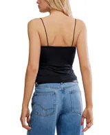 Top cami de jersey suave color rojo, con copas en forma de triángulo y fruncido en el centro que realza la silueta.