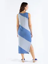 Vestido midi de punto sin mangas con diseño de rayas diagonales bicolor en tonos azul y celeste, escote bote y aberturas laterales en el dobladillo.