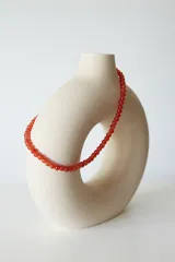 Collar de cuentas redondas de vidrio, color azul vibrante, con cierre metálico.