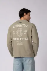 Buzo de cuello redondo y manga larga, confeccionado en tejido de punto acanalado de color negro. Presenta un diseño minimalista con un pequeño logo estampado en el pecho y un corte relajado.