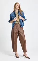 Chaqueta de jean clásica con cierre frontal de botones metálicos, bolsillos frontales con solapa y costuras reforzadas. Presenta un lavado azul medio con efecto desgastado.