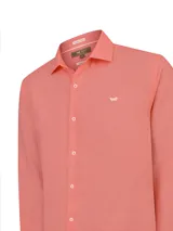 Camisa de manga larga RKF modelo Linenit, confeccionada en lino color salmón, con cierre frontal de botones y pequeño bordado del logo en el pecho.