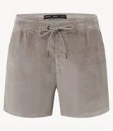 Bermuda runner de terciopelo color gris topo, con cintura elástica, cordón ajustable y bolsillos laterales.