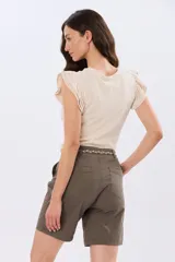 Bermuda de algodón y spandex con bolsillos delanteros y cinto trenzado incluido.