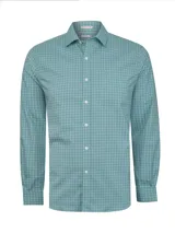 Camisa de manga larga en color verde con estampado de cuadros finos blancos. Presenta cuello clásico, cierre frontal con botones y un bolsillo en el pecho con el logo bordado.