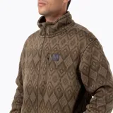 Campera polar de hombre con tejido exterior tipo punto y forro interior térmico. Presenta cierre frontal completo, cuello alto y bolsillo vertical en el pecho con parche de la marca.