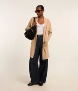 Cardigan alargado de punto marca Cortelle, color marrón, abierto al frente, de manga larga y con bolsillos aplicados.