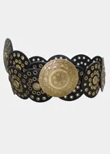 Cinto negro de cuero sintético con apliques metálicos dorados, ojales y tachas.