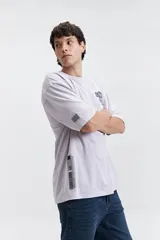 Remera lila de algodón, corte oversize, manga corta y cuello redondo.