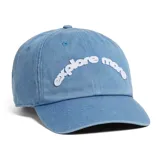 Gorro de gabardina celeste con bordado frontal de la frase "explore more" en color blanco.