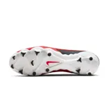Championes de fútbol Nike Phantom GX Pro FG, con parte superior en negro y diseño con patrón ondulado en rojo y blanco. Logo de Nike en blanco en el lateral.