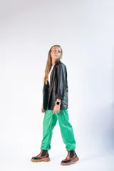 Pantalón de mujer color verde brillante, de corte holgado y tiro alto, con bolsillos laterales y cintura elástica.