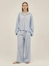 Camisa celeste de lino y viscosa, de manga larga y corte holgado.