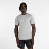 Remera de entrenamiento New Balance, color gris jaspeado, con cuello redondo y mangas cortas. Presenta el logo de la marca estampado en el pecho y tecnología NB DRY para la gestión de la humedad.