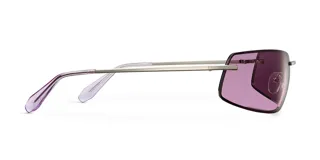 Lentes de sol con montura rectangular envolvente de acero inoxidable color plata y lentes de nylon color violeta. Presentan patillas de acetato y diseño inspirado en la estética de los años 2000.